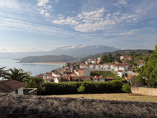 Vista de Lastres desde el mirador de San Roque