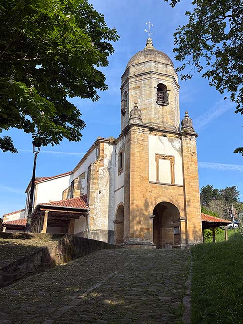 Iglesia de Santa María de Sábada en Lastres en Asturias
