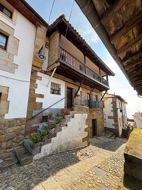 Balcones corridos y fachadas blancas, características de Lastres en Asturias