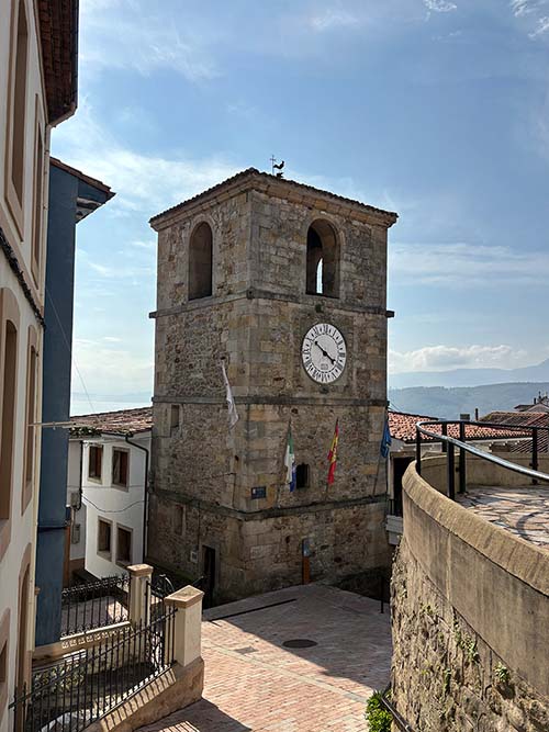Torre del reloj en Lastres en Asturias