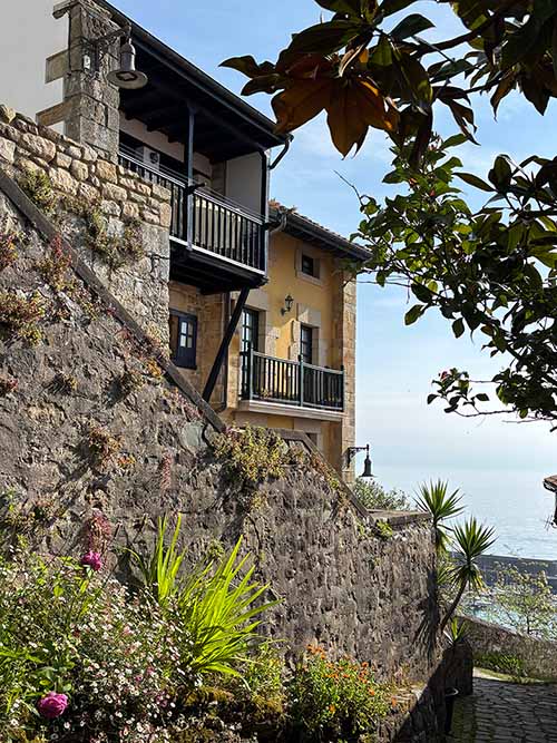 Balcones corridos y fachadas blancas, características de Lastres en Asturias
