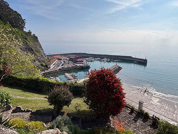 Vista del puerto de Lastres desde el pueblo