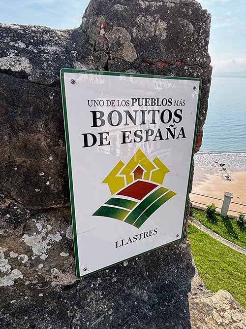 Cartel promocional en el pueblo asturiano de Lastres