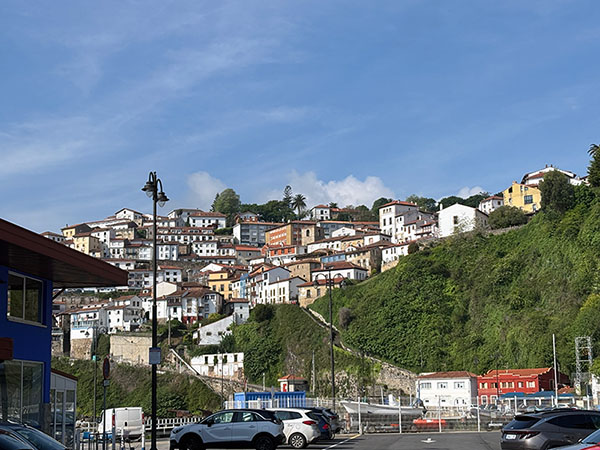 Aparcamiento en el puerto de Lastres en Asturias