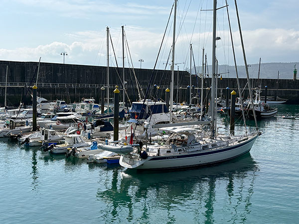 Vista del puerto de Lastres
