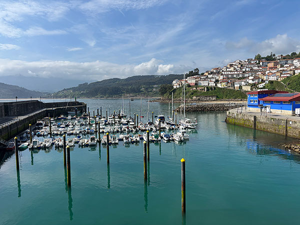 Vista del puerto de Lastres