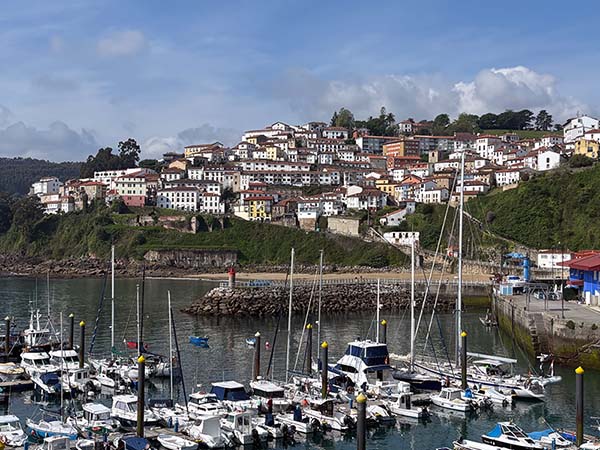 Vista de Lastres desde el puerto