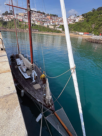 Velero transeúnte aprovisionándose de mercancías en el puerto de Lastres en Asturias