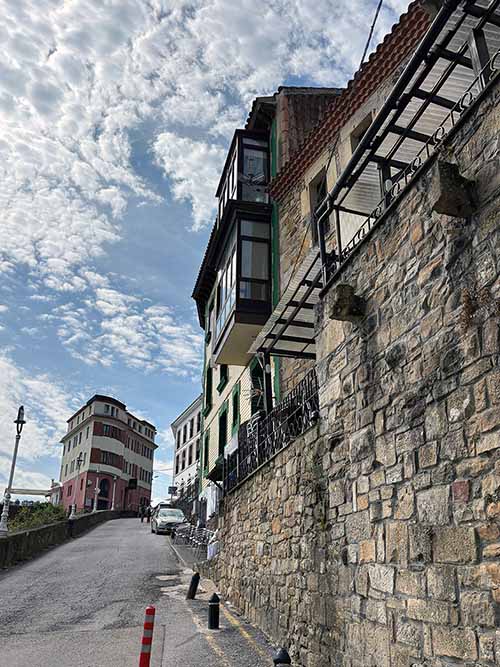 Bajada al puerto de Lastres en Asturias