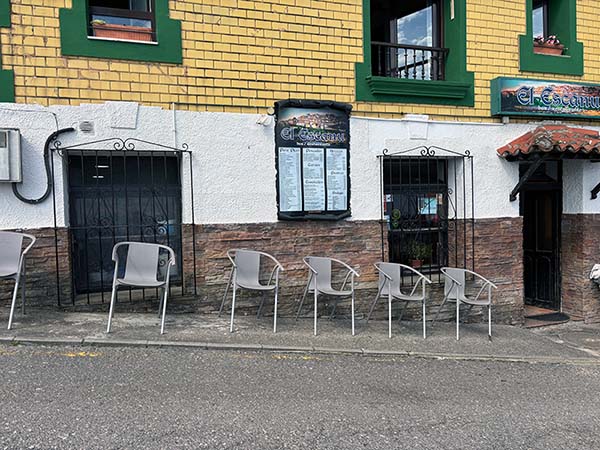 Restaurante en el puerto de Lastres en Asturias