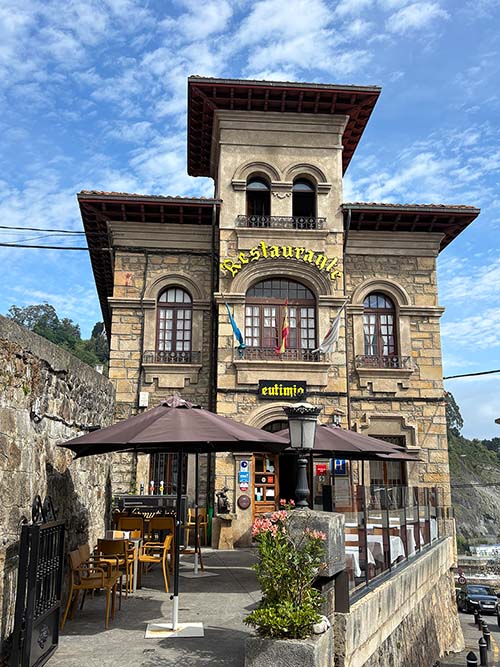 Estructura indiana en un edificio en Lastres en Asturias