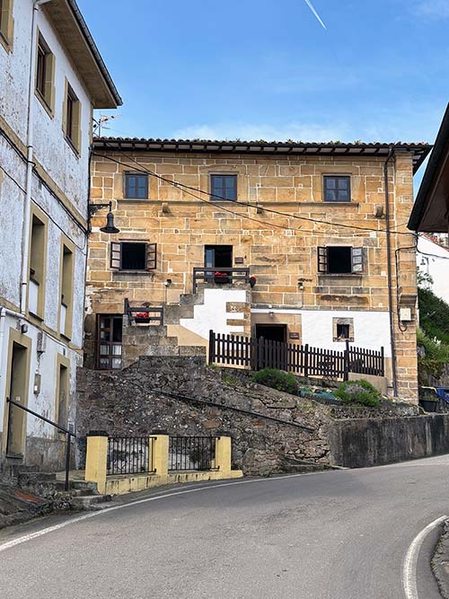 Edificio de apartamentos turísticos en Lastres
