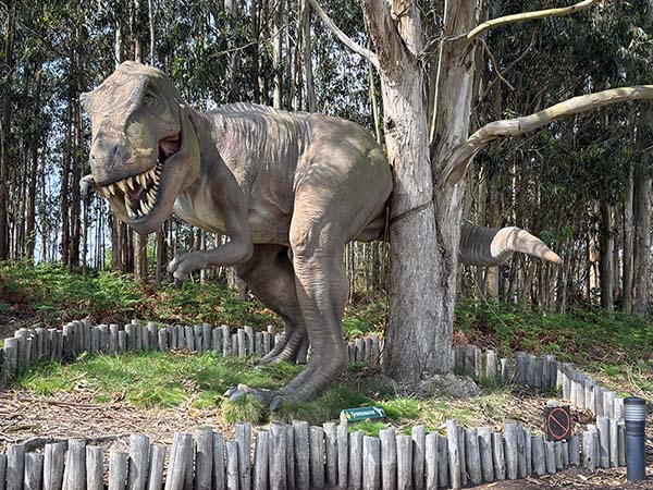 Réplicas de dinosaurios en el parque exterior del Museo del Jurásico de Asturias
