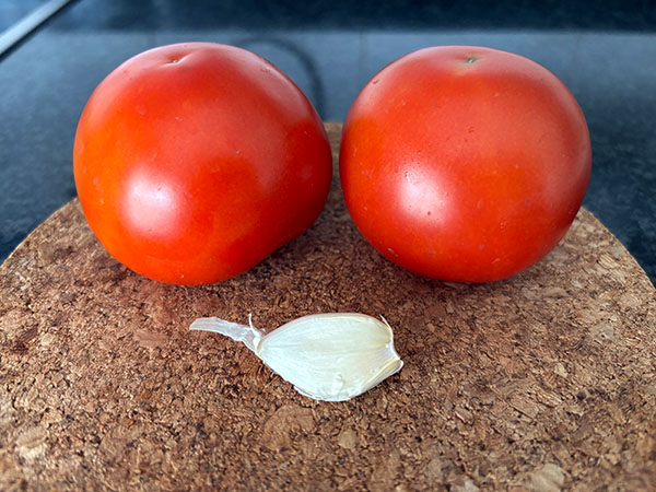 Tomate y ajo para elaborar pisto