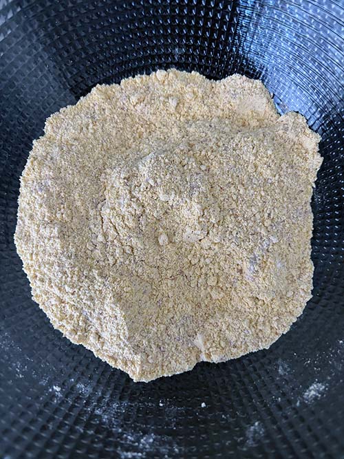 Haciendo masa para tortos asturianos