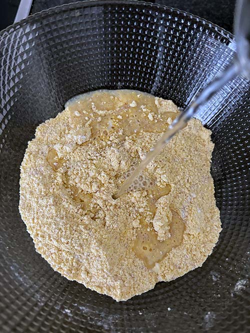 Haciendo masa para tortos asturianos