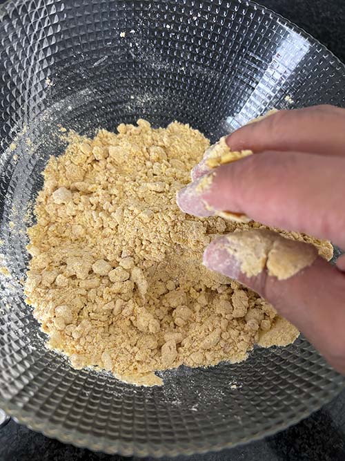 Haciendo masa para tortos asturianos