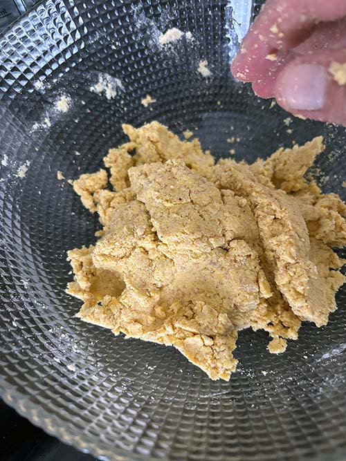 Haciendo masa para tortos asturianos