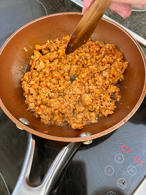 Friendo picadillo para hacer tortos asturianos
