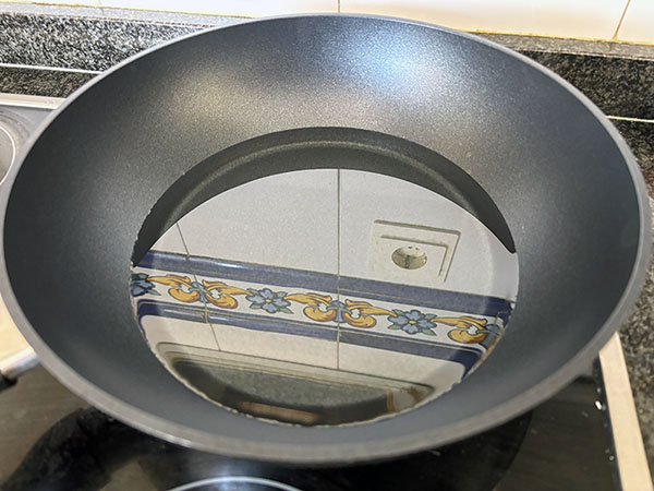Sartén con aceite para freír tortos asturianos
