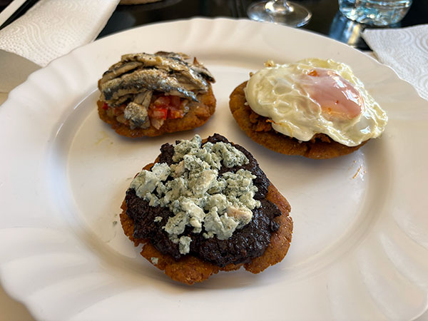 Plato de tortos asturianos