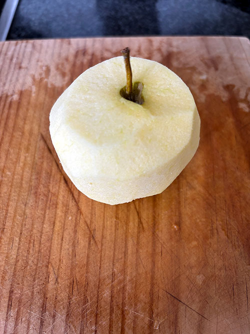 Manzana pelada para acompañamiento de la merluza a la sidra