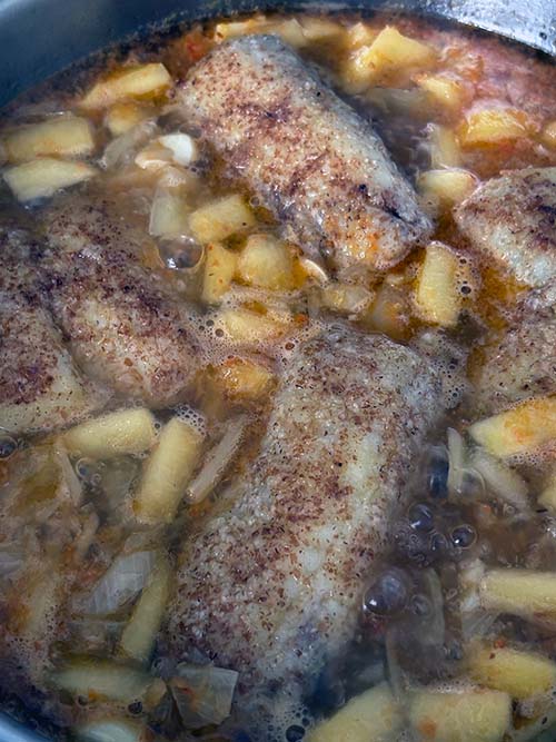 Añadiendo la merluza al guiso de merluza a la sidra