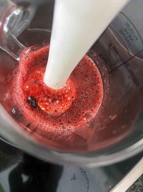Triturando frutos rojos para elaborar mermelada para un torto