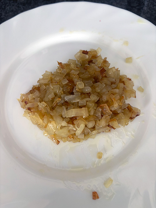 Cebolla caramelizada para mezclar con morcilla frita y hacer un torto