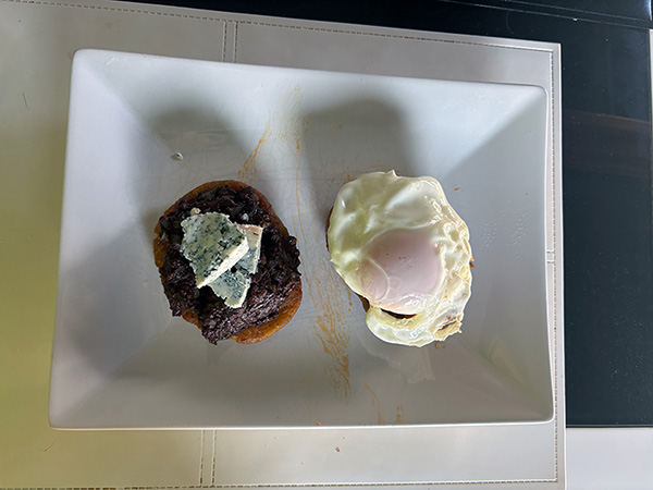 Tortos asturianos de picadillo, cabrales y huevo frito y de morcilla con cebolla carameliza y cabrales