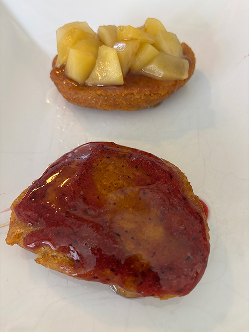 Tortos asturianos dulces de compota de manzana con miel y de arándanos y fresas trituradas con miel
