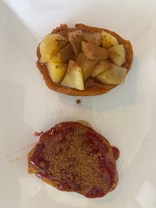 Tortos asturianos dulces de compota de manzana con miel y de arándanos y fresas trituradas con miel y canela