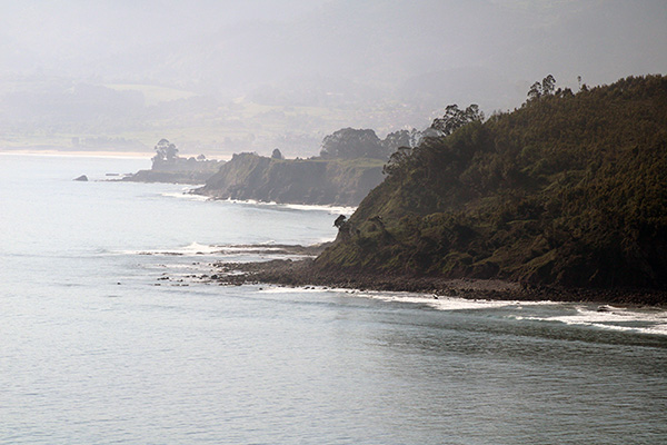 La playa de la Griega en Colunga al fondo de la imagen