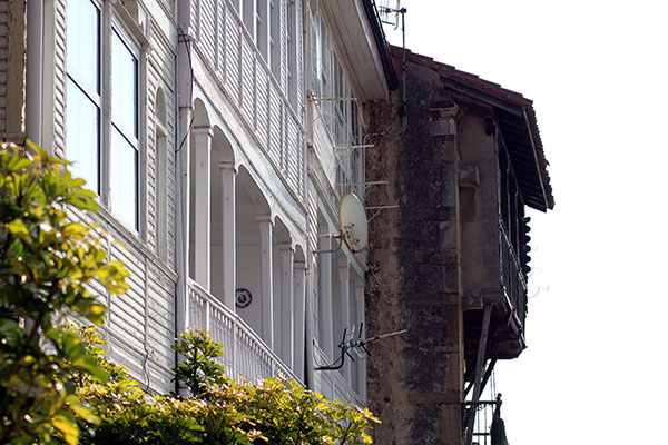 Balcones corridos y fachadas blancas, características de Lastres en Asturias