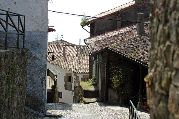 Callejeando por las empinadas calles de Lastres en Asturias