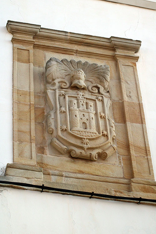Escudo familiar en una casa de Lastres