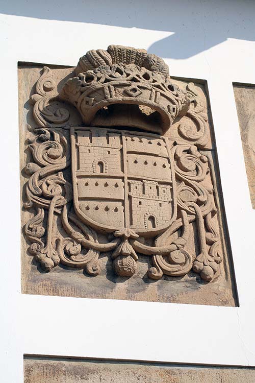 Escudo familiar en una casa de Lastres