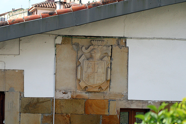 Escudo familiar en Lastres en Asturias