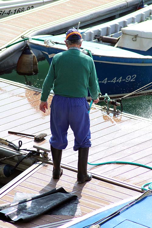 Labores de limpieza en el puerto de Lastres en Asturias