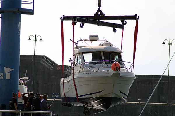 Barco de pesca deportiva en el puerto de Lastres en Asturias