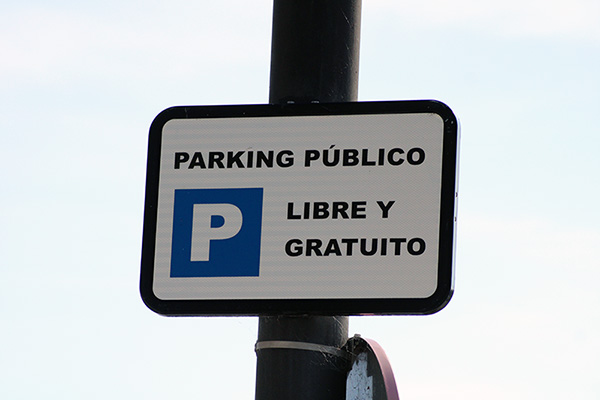 Señal de aparcamiento en el puerto de Lastres en Asturias