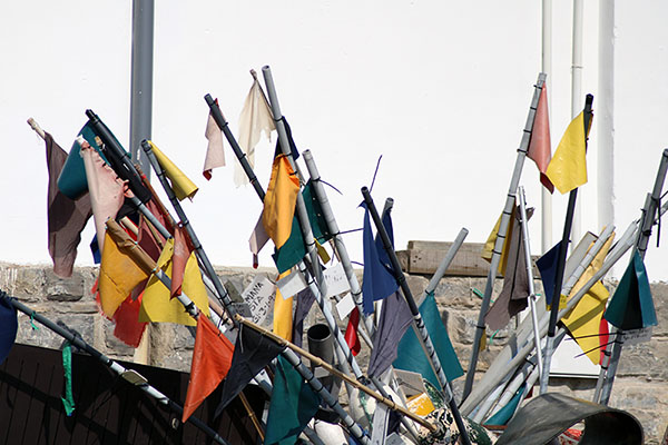 Banderolas señalizadoras de palangre en el puerto de Lastres en Asturias