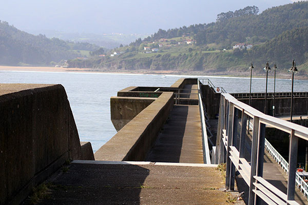 Rompeolas del puerto de Lastres en Asturias