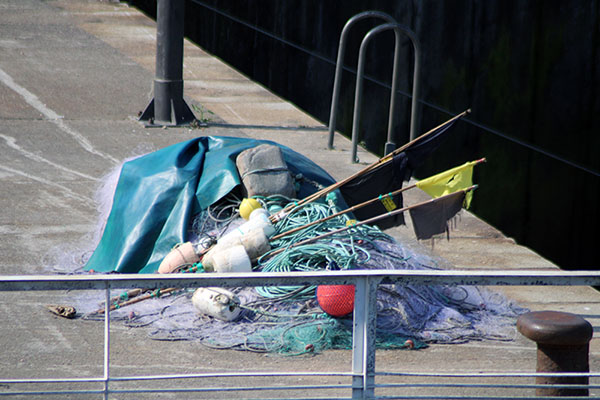 Palangres y pertrechos de pesca en el puerto de Lastres en Asturias