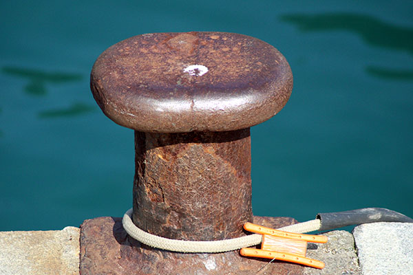 Aparejo de pesca calado en el puerto de Lastres en Asturias