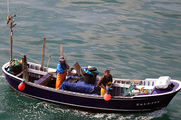 Lancha de palangre en el puerto de Lastres en Asturias
