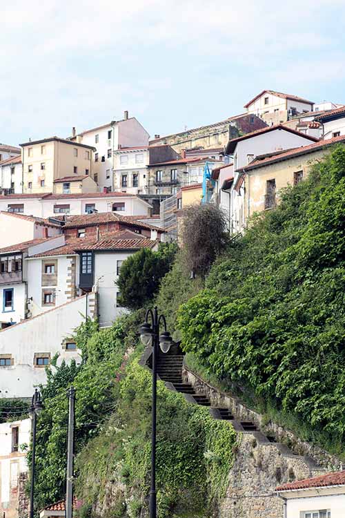 Escaleras que bajan atravesando las callejas de Lastres hacia el puerto