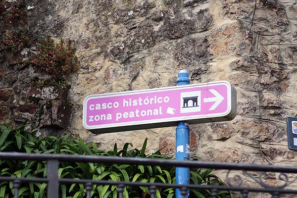 Indicador de casco histórico en Lastres en Asturias