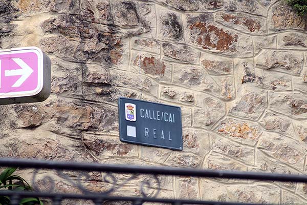 Calle Real en Lastres en Asturias