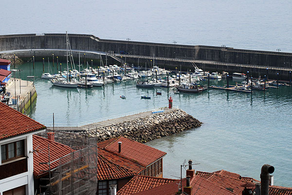 Vista del puerto de Lastres